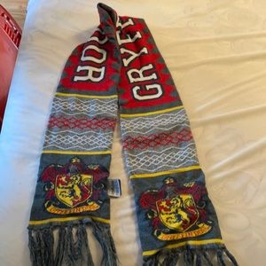 Grey/red scarf, house Gryffindor and it’s seals